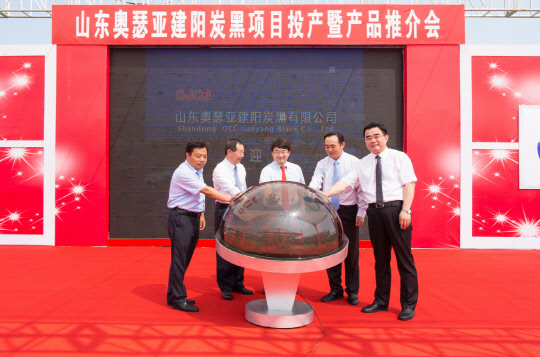 8일(현지시간) 중국 산둥성 짜오좡시에서 열린 OJCB 준공식에 참석한 이우현 OCI 사장(왼쪽 세번째)이 파트너사인 자오쾅그룹 관계자 등 귀빈들과 기념촬영을 하고 있다. OCI 제공